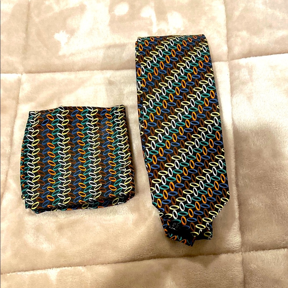Geometric Patterned Tie and Pocket Square Set